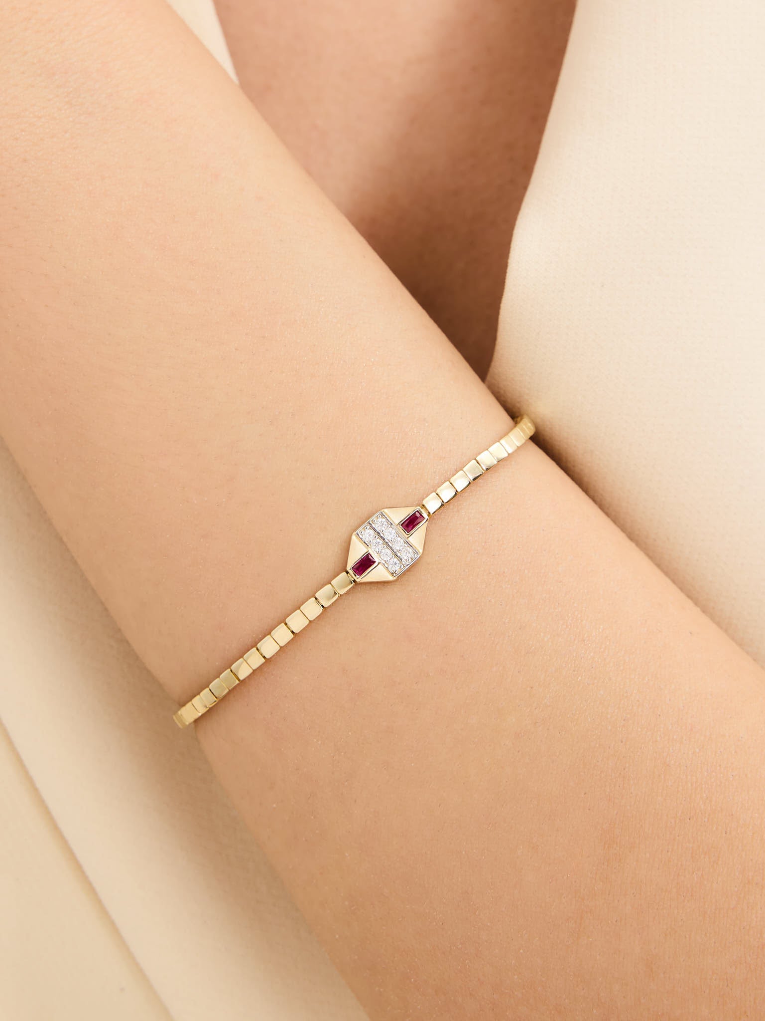 5.84 Gr. Trio Rosa Altın Bileklik