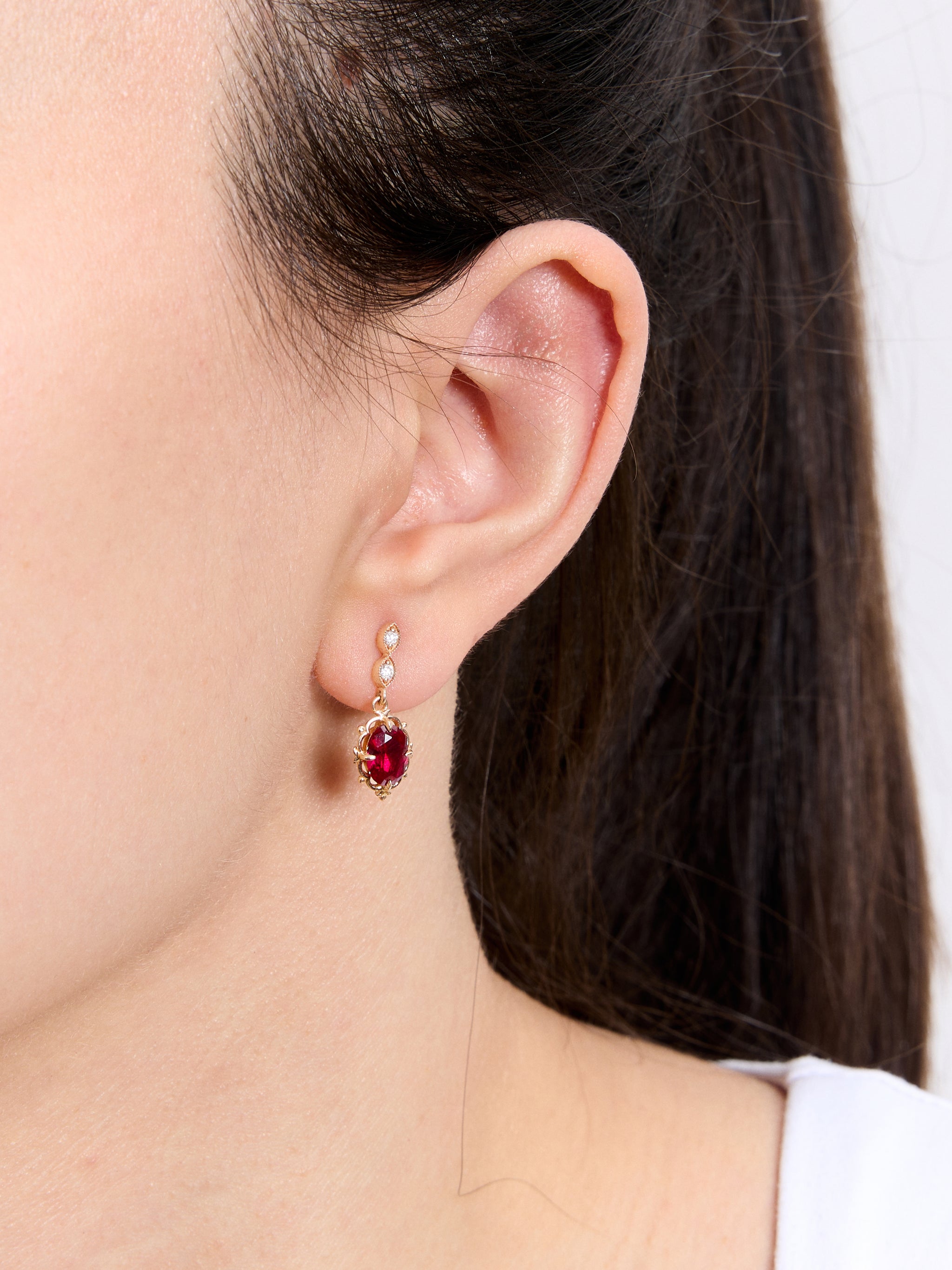 1.89 Karat Monroal Pırlanta Yakut Drop Küpe