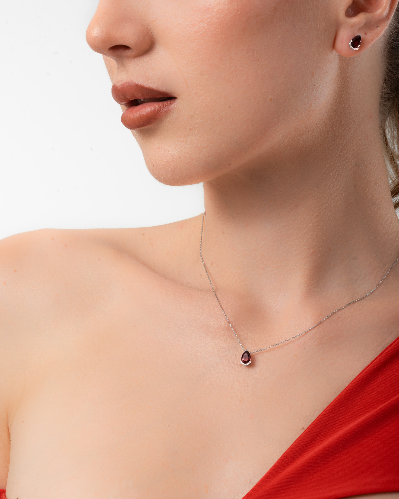 2.57 Karat Ruby Pear Pırlanta Stud Küpe