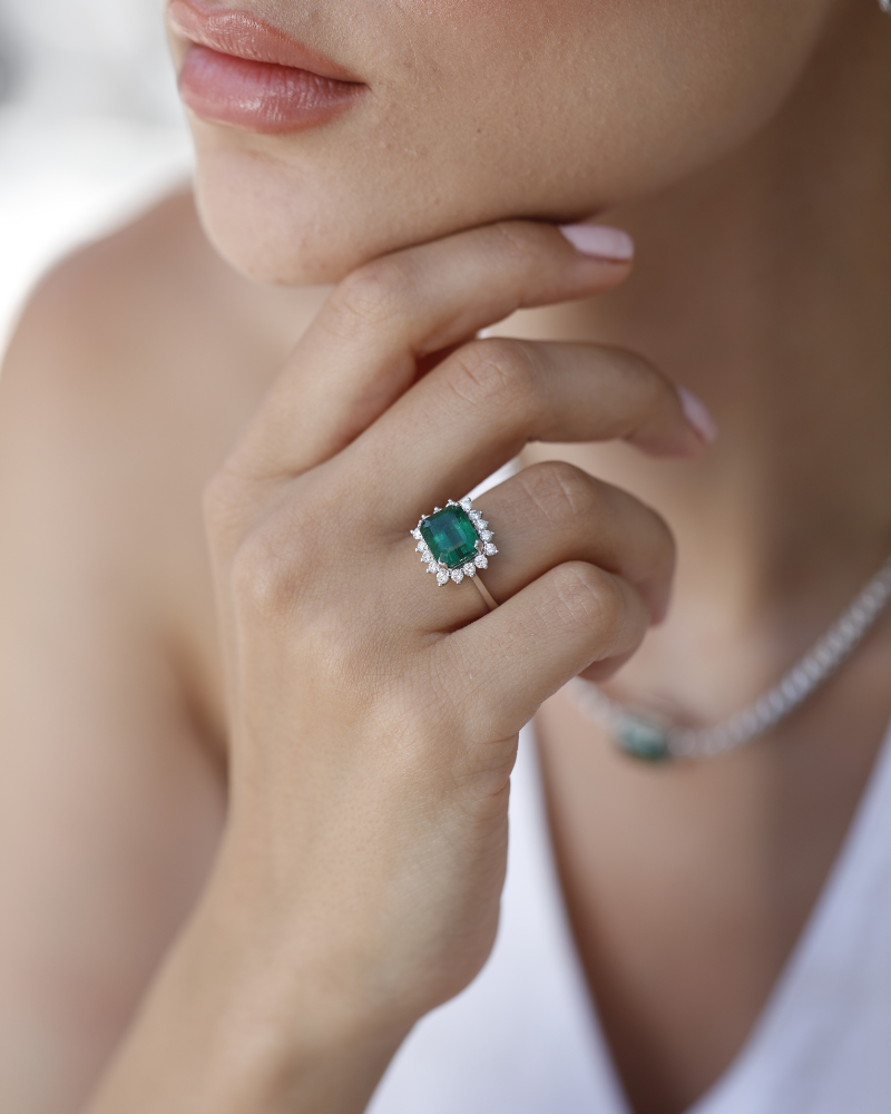 4.87 Karat Bellatrix Zümrüt Radyant Yüzük