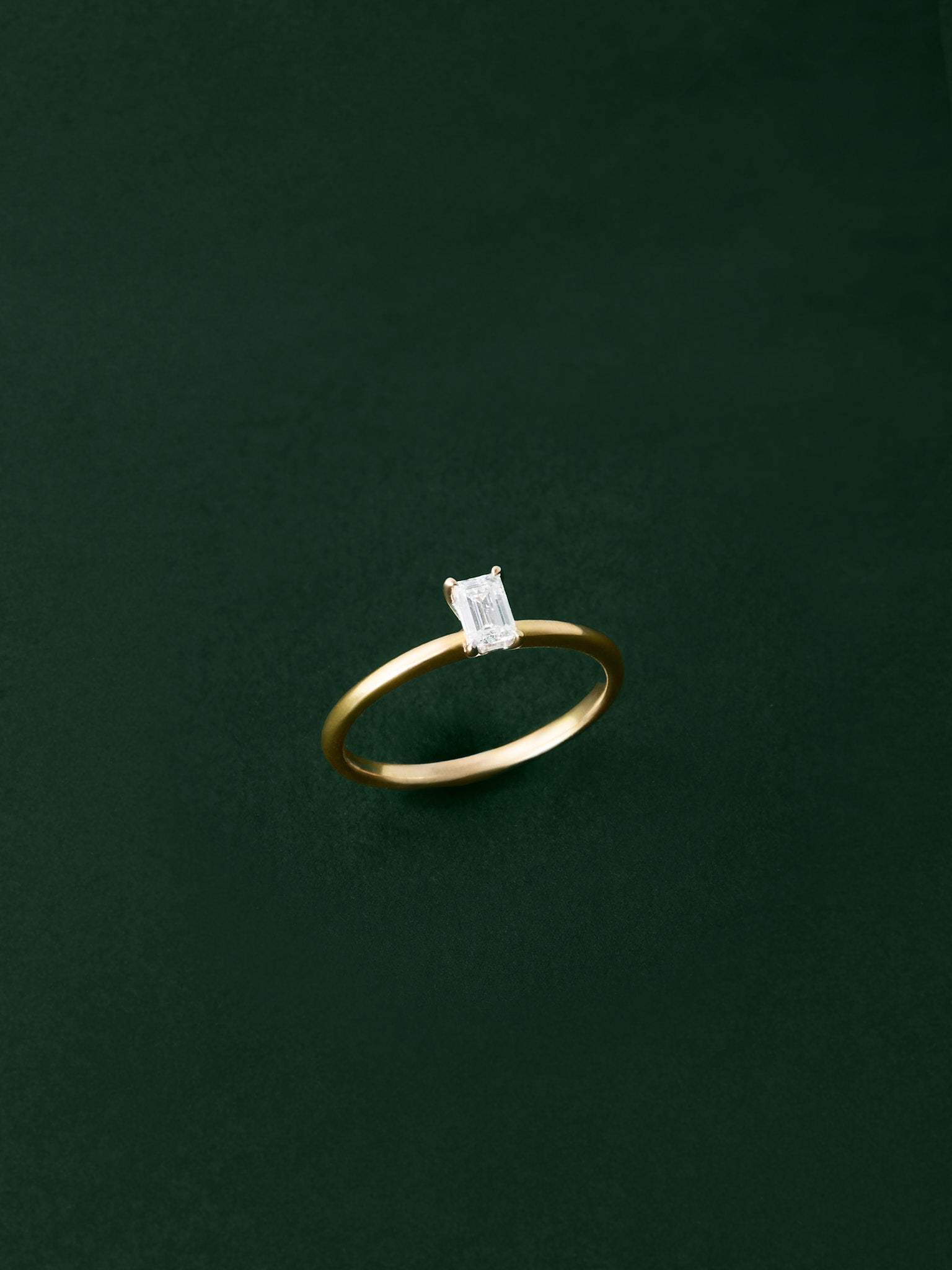 0.32 Karat Radiara Pırlanta Baget Yüzük