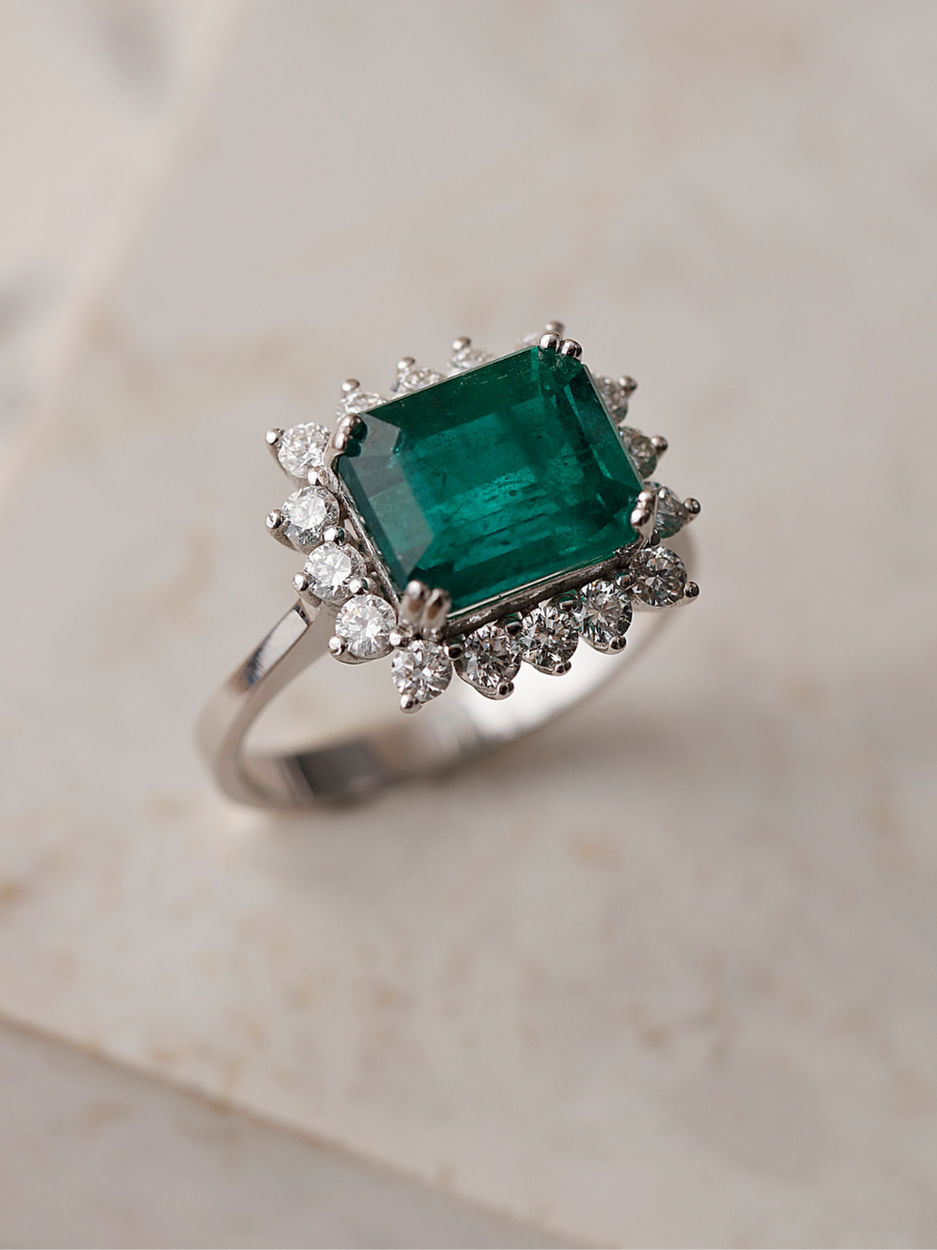 4.87 Karat Bellatrix Zümrüt Radyant Yüzük