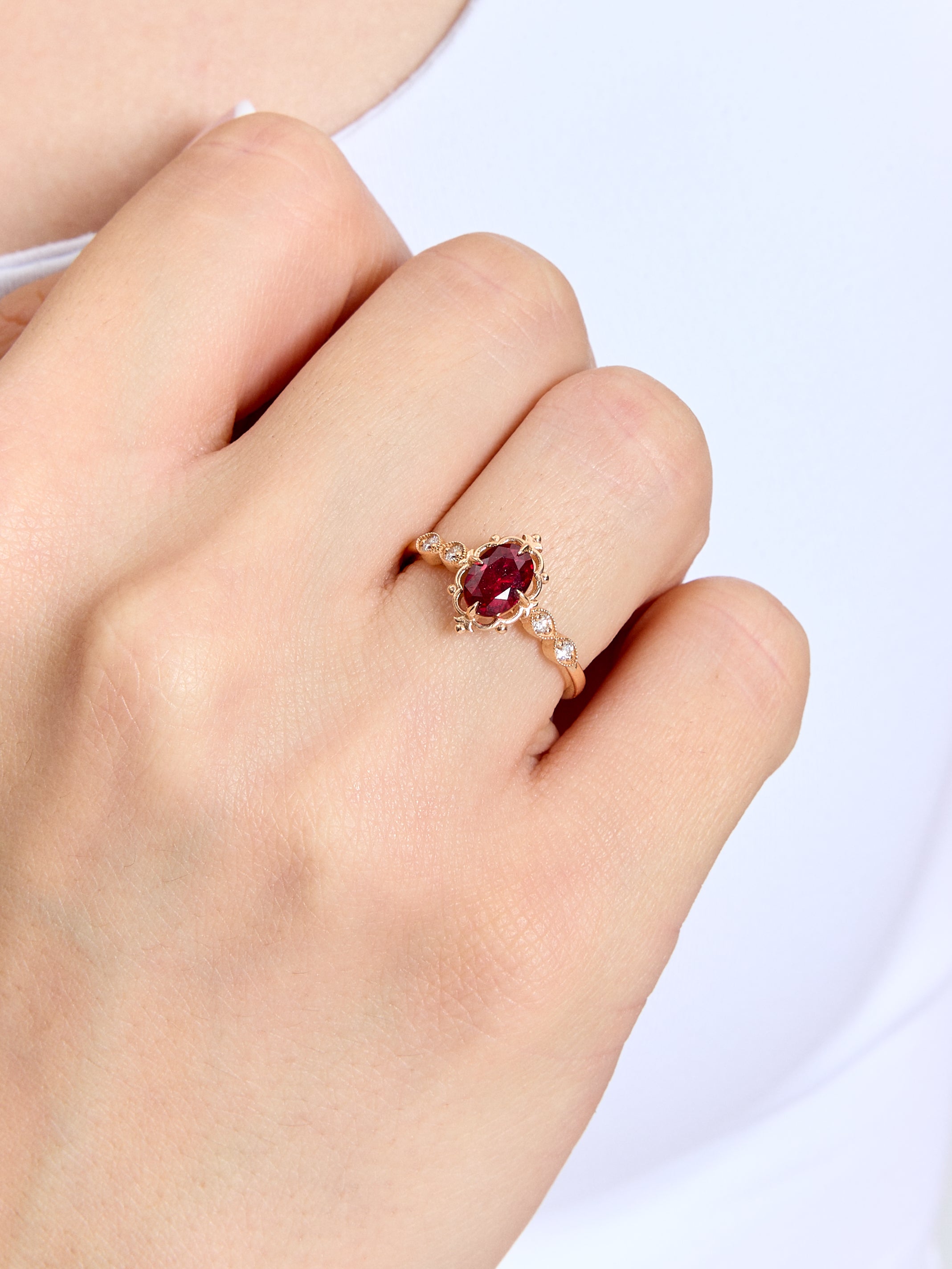 0.57 Karat Monroal Yakut Oval Yüzük